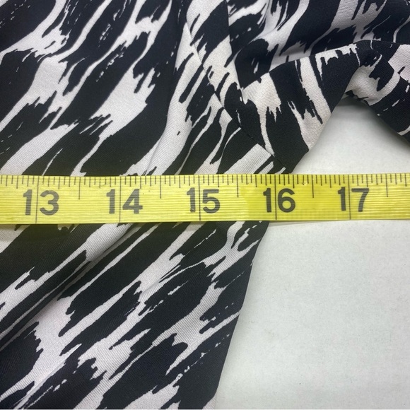 Y2K black/white top by Wrapper W Med. 3/4 SL ties in the back faux buckle 90’s - Picture 9 of 9